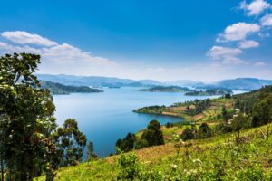 Vue aérienne du lac Bunyonyi en Ouganda, entouré de collines verdoyantes et de petites îles