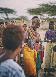 Femmes samburu en habits colorés lors d’une danse traditionnelle