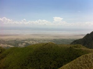 Paysage aérien du lac Eyasi entouré de collines verdoyantes en Tanzanie