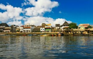 Vue depuis la mer sur le port et les maisons historiques de Lamu